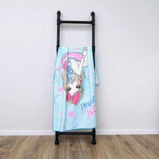 Modrý plážový ručník s motívom dievčaťa