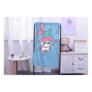 Modrý plážový ručník s motívom dievčaťa