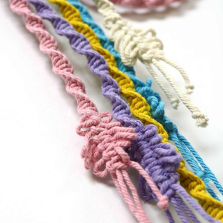 Farebná pletená ozdoba na stenu makramé