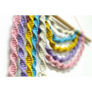 Farebná pletená ozdoba na stenu makramé