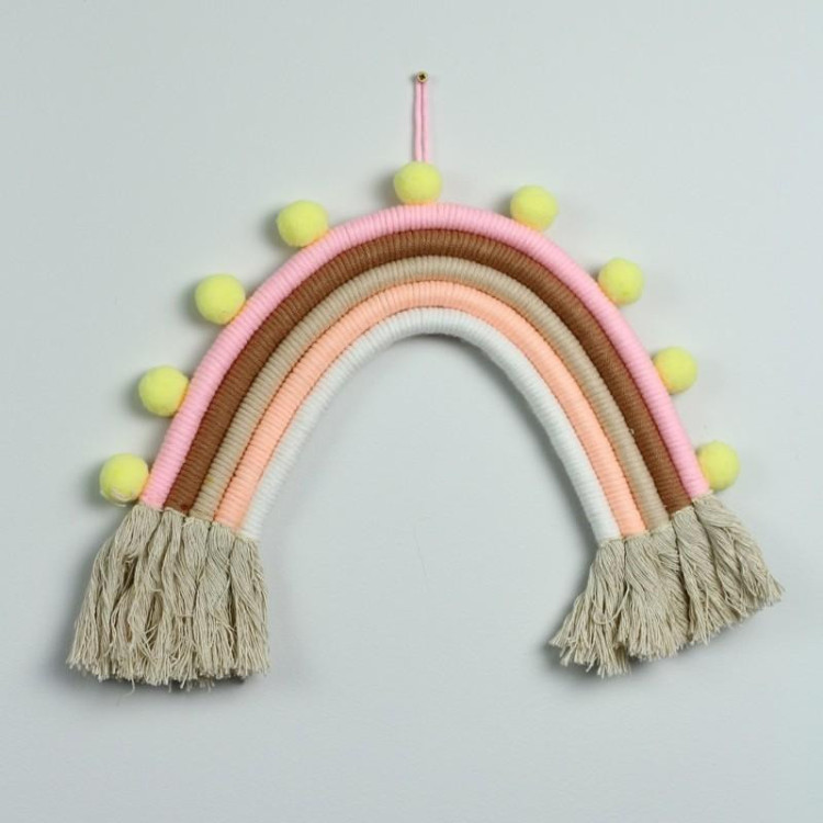 Visiaca farebná ozdoba na stenu v podobe dúhy