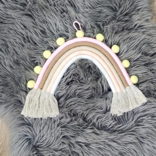 Visiaca farebná ozdoba na stenu v podobe dúhy