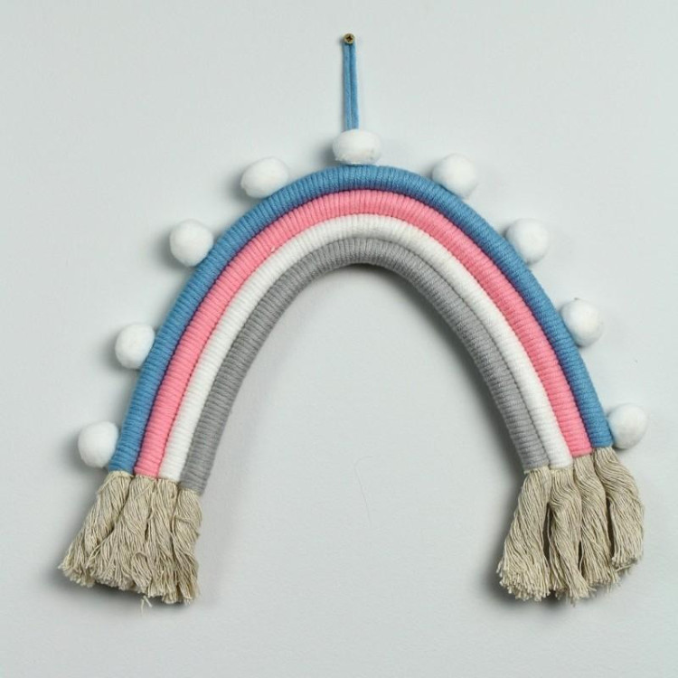 Visiaca farebná ozdoba na stenu v podobe dúhy