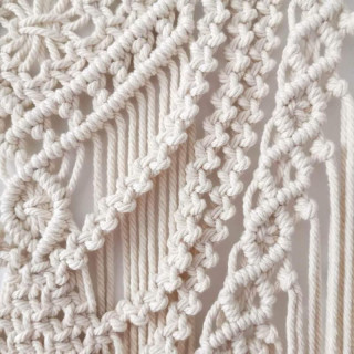 Visiaca ozdoba makramé na stenu