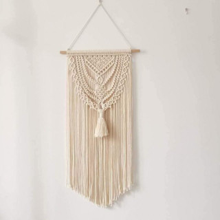 Visiaca ozdoba makramé na stenu