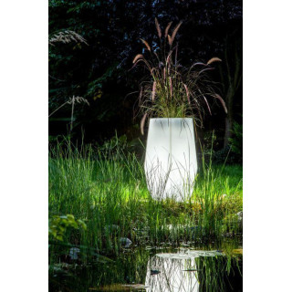 Záhradný kvetináč bielej farby s LED osvetlením