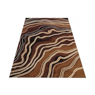 Vzorovaný koberec v hnedej farbe