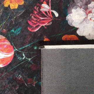 Čierny koberec s kvetovaným vzorom