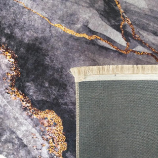 Sivý koberec so zlato-čiernym vzorom