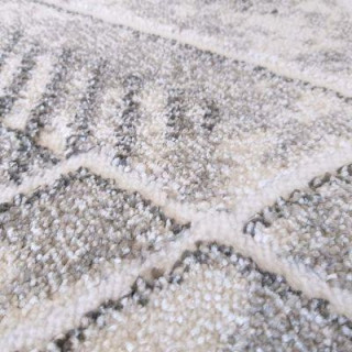 Sivý koberec s geometrickým vzorom