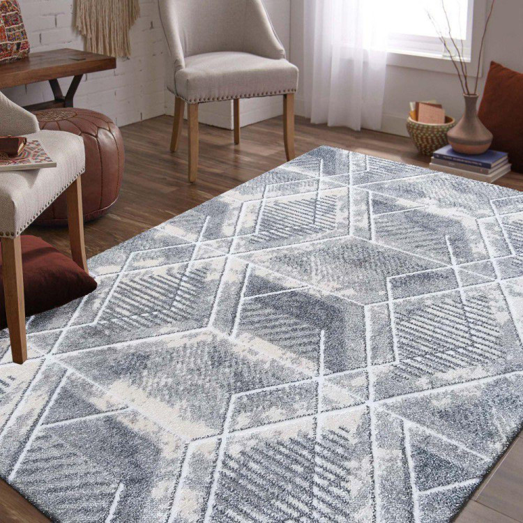 Sivý koberec s geometrickým vzorom