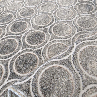 Sivý koberec s kruhmi