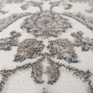 Sivý koberec s kvetovaným vzorom