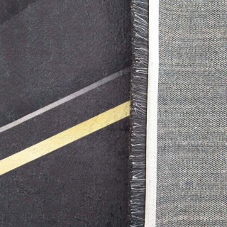 Čierny koberec so zlatými výrezmi