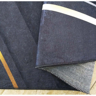 Čierny koberec so zlatými výrezmi