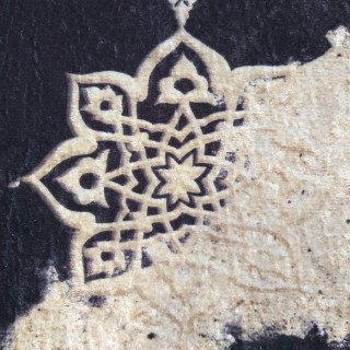 Čierny koberec s béžovými ornamentami