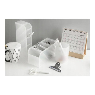 Biely plastový organizér na stôl