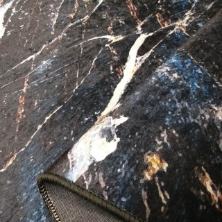 Čierny koberec s mramorovým vzorom