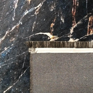 Čierny koberec s mramorovým vzorom