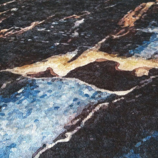 Čierny koberec s mramorovým vzorom