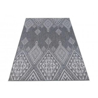 Sivý koberec s kosoštvorcami