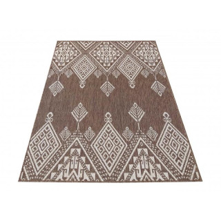 Hnedý koberec s kosoštvorcami