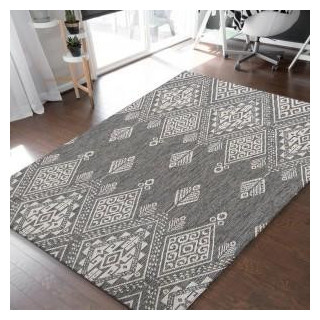 Sivý koberec s kosoštvorcami