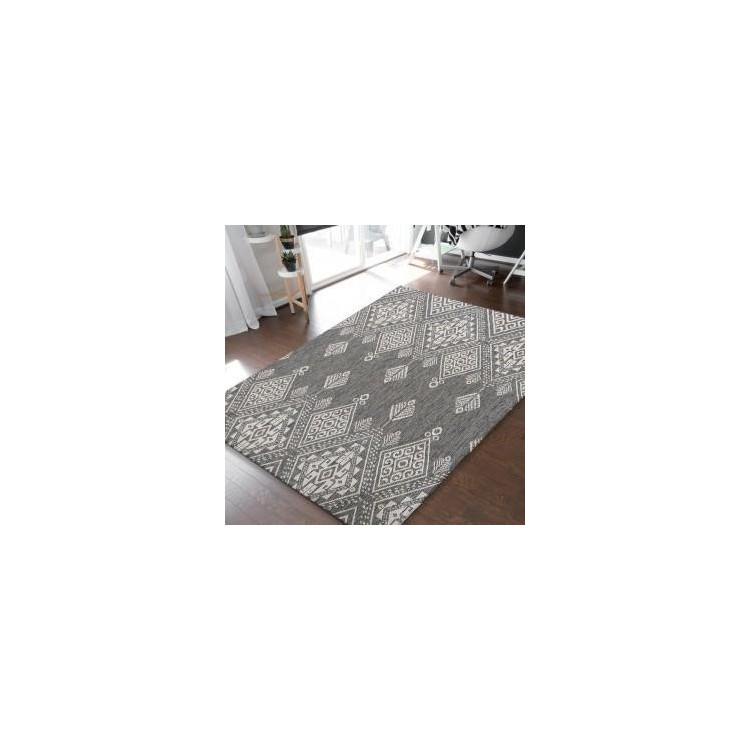 Sivý koberec s kosoštvorcami