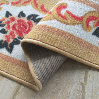 Koberec v tmavej oranžovej farbe so vzorom