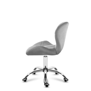 Velúrové kreslo sivej farby s prešívaním