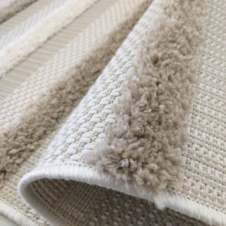 Moderný koberec v pieskovej farbe