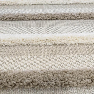 Moderný koberec v pieskovej farbe