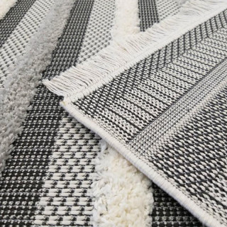 Moderný koberec v šedej farbe