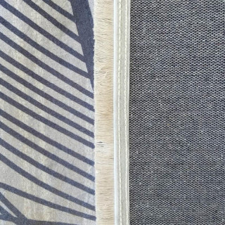 Sivý koberec s listovým vzorom