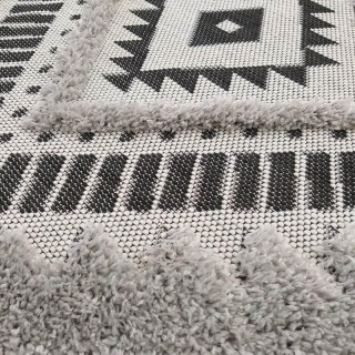 Moderný koberec v sivej farbe so vzorom