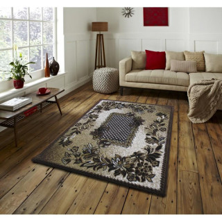 Hnedý koberec s vzorom