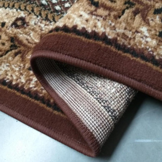 Hnedý koberec s vzorom