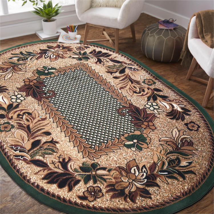 Oválny koberec s zeleným detailom