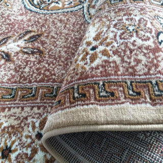 Klasický koberec v červenej farbe