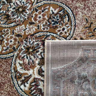 Klasický koberec v červenej farbe