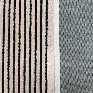 Moderný pásikavý koberec bledoružovej farby