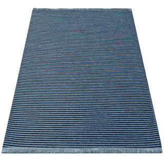 Moderný pásikavý koberec modrej farby