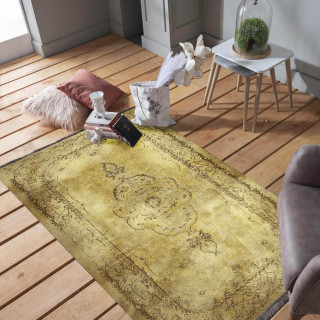 Vintage koberec zlatej farby