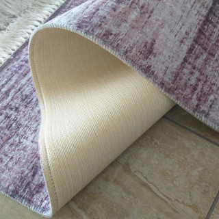 Hnedý koberec so vzorom