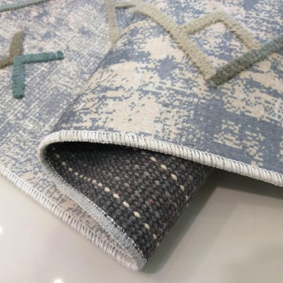 Sivý koberec so vzorom