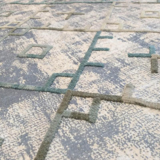 Sivý koberec so vzorom