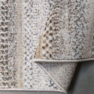 Metrážny koberec béžovej farby so vzorom