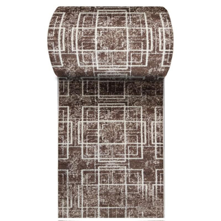 Metrážny hnedý koberec s bielymi štvorcami