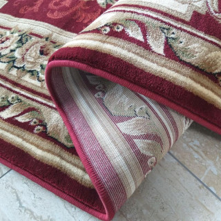 Metrážny koberec v červenej farbe s ornamentom