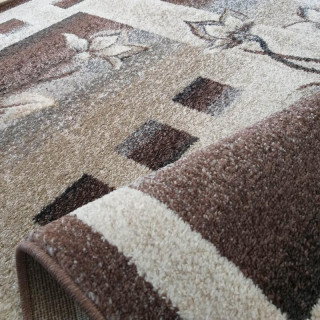 Hnedý  koberec so vzorom kvetov